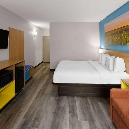 Days Inn & Suites By Wyndham Northwest Indianapolis Bagian luar foto