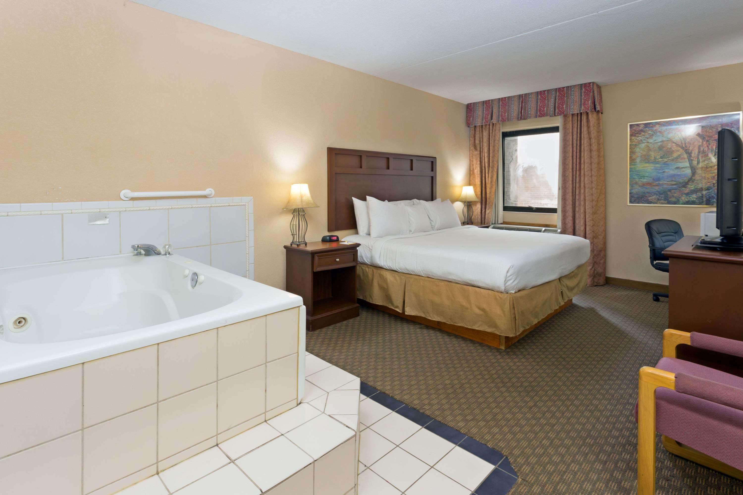 Days Inn & Suites By Wyndham Northwest Indianapolis Bagian luar foto