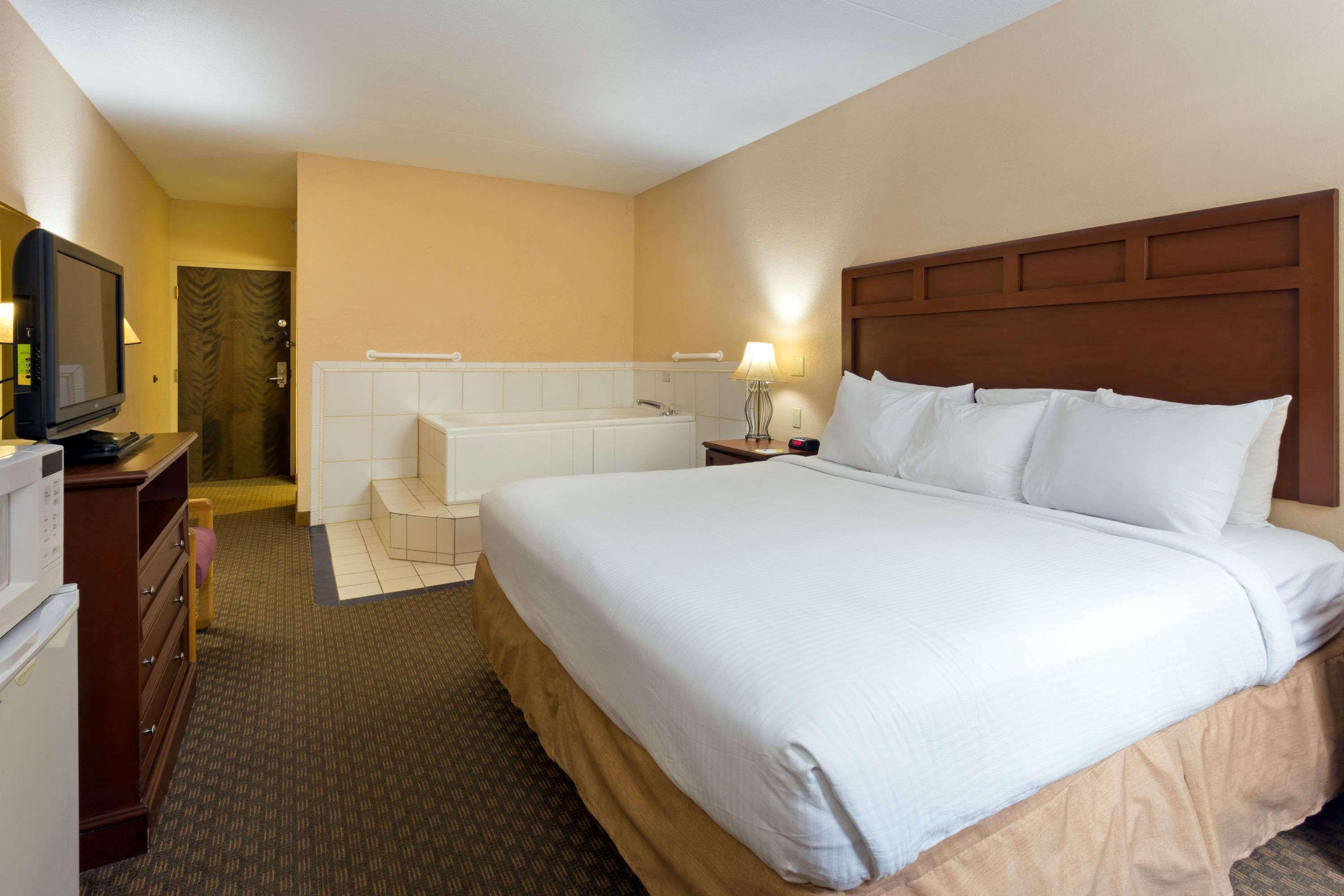 Days Inn & Suites By Wyndham Northwest Indianapolis Bagian luar foto