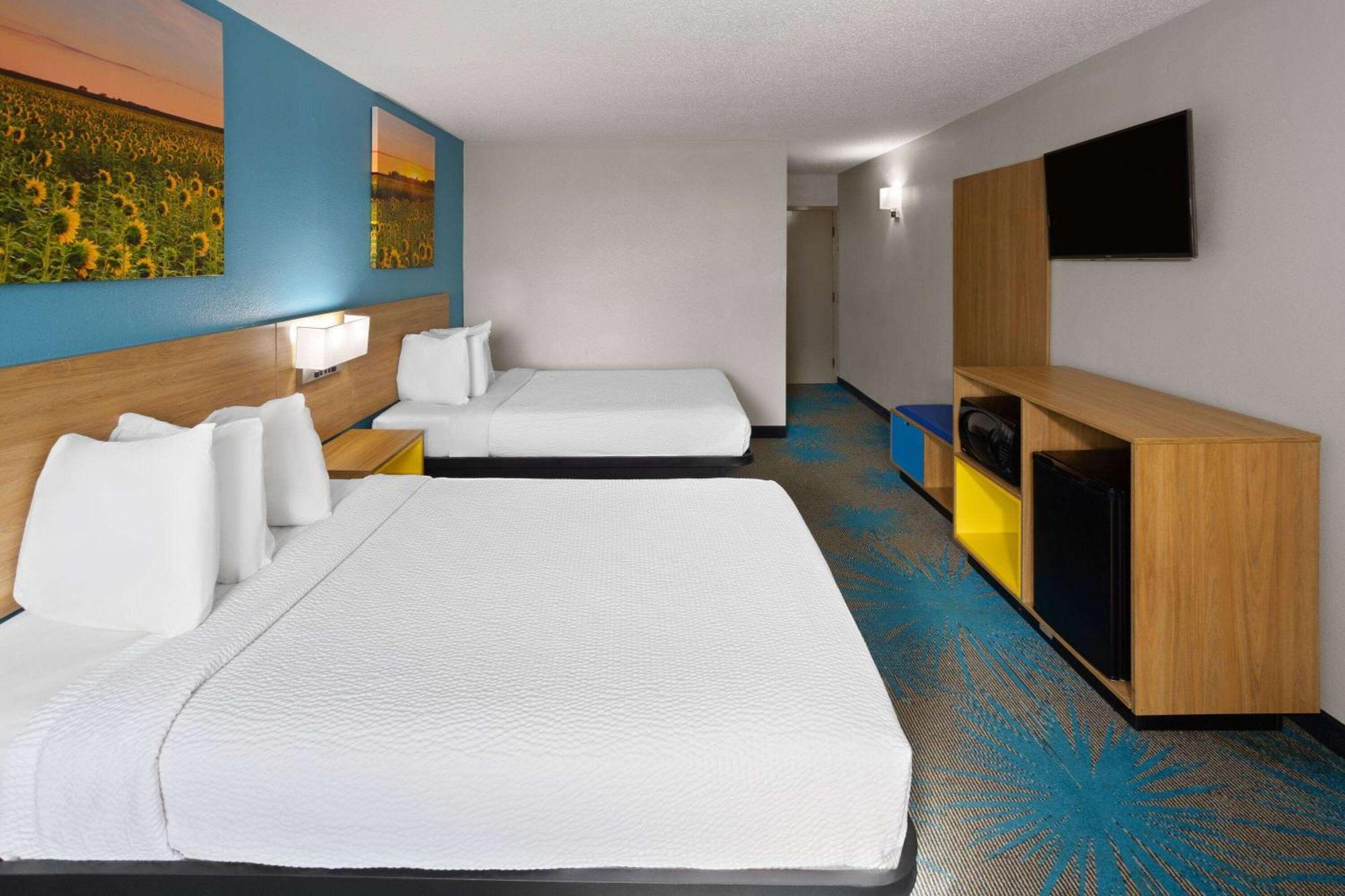 Days Inn & Suites By Wyndham Northwest Indianapolis Bagian luar foto