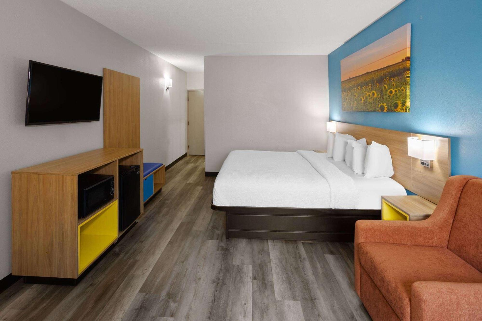 Days Inn & Suites By Wyndham Northwest Indianapolis Bagian luar foto