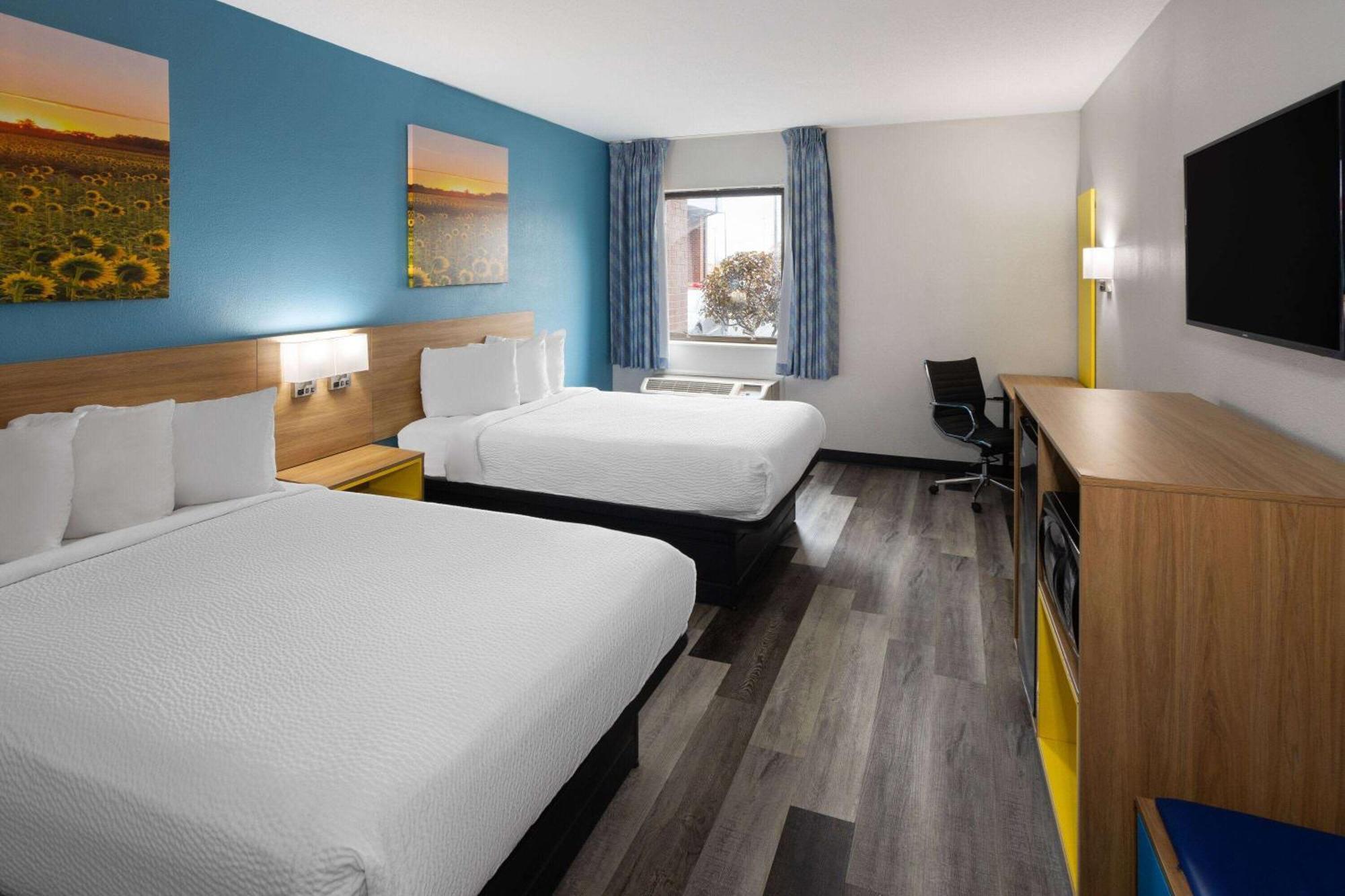 Days Inn & Suites By Wyndham Northwest Indianapolis Bagian luar foto