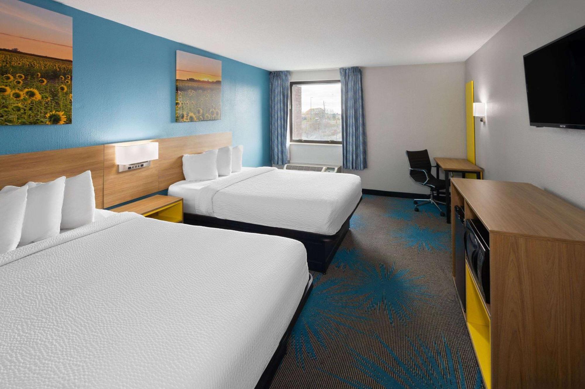 Days Inn & Suites By Wyndham Northwest Indianapolis Bagian luar foto